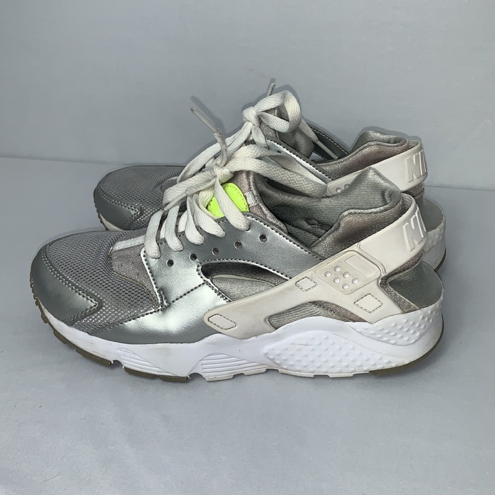 Nike Huarache Sneaker/Tennis Shoes White and Gray Colors Size 6Y